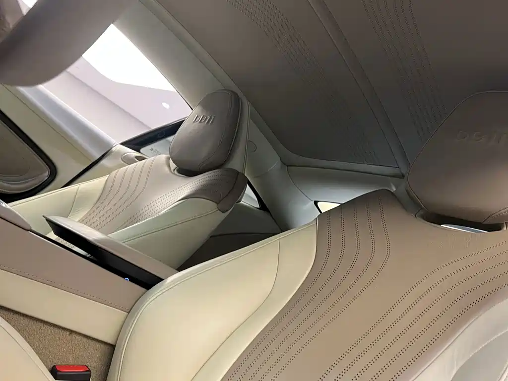 Aston Martin DB11 — миниатюра 27