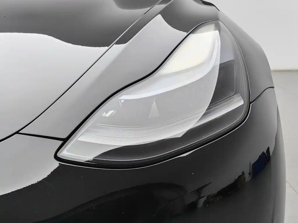 Tesla Model 3 — миниатюра 7