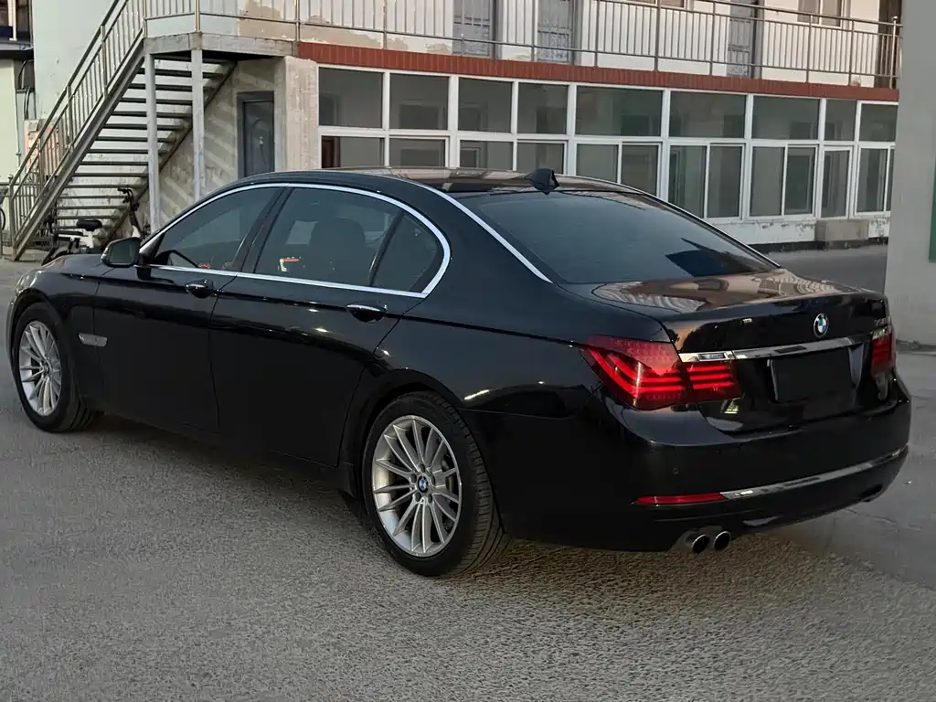 BMW 7 Series — миниатюра 7