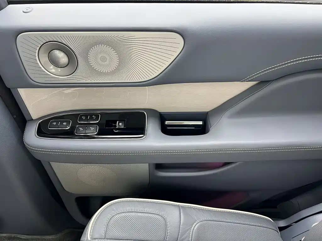 Lincoln Navigator — миниатюра 43