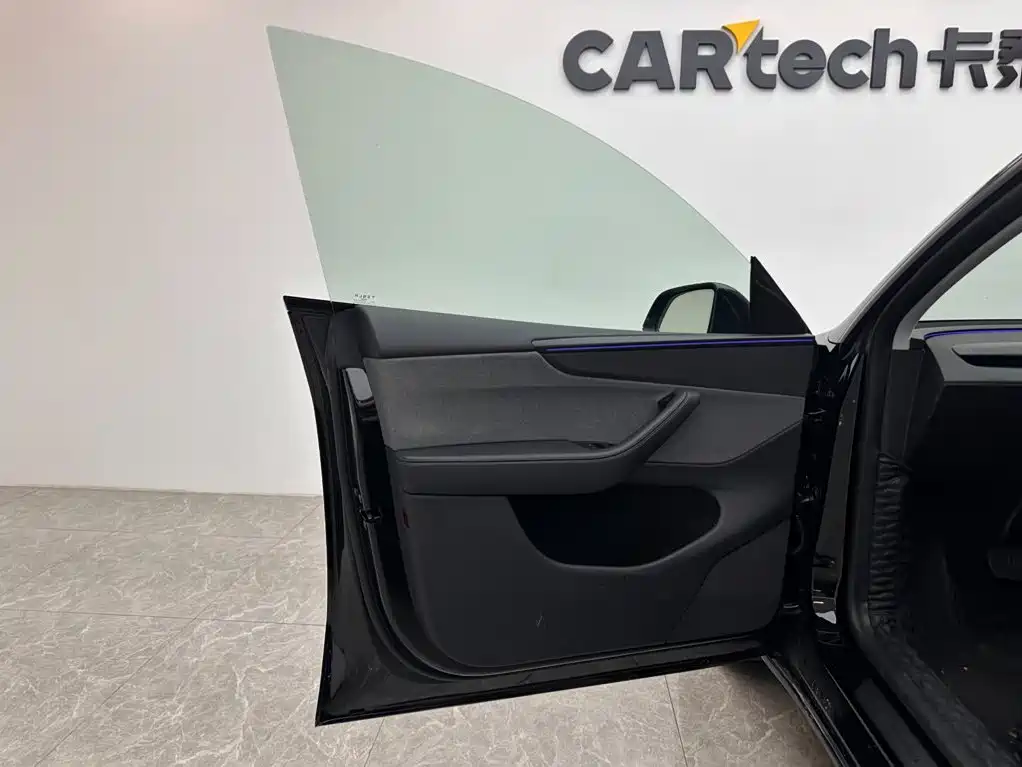 Tesla Model Y — миниатюра 15