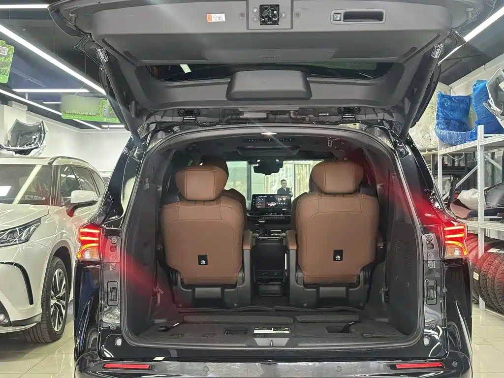 Toyota Granvia — миниатюра 8