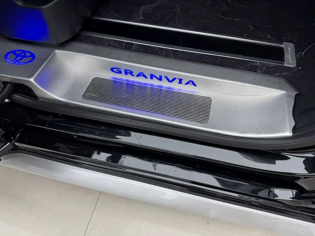 Toyota Granvia — миниатюра 12