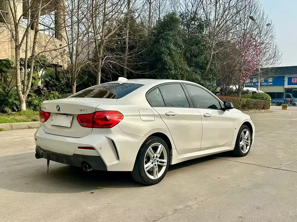 BMW 1 SERIES