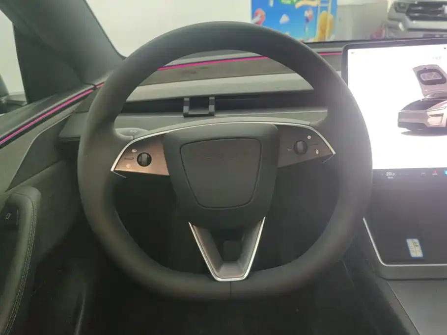 Tesla Model Y — миниатюра 15