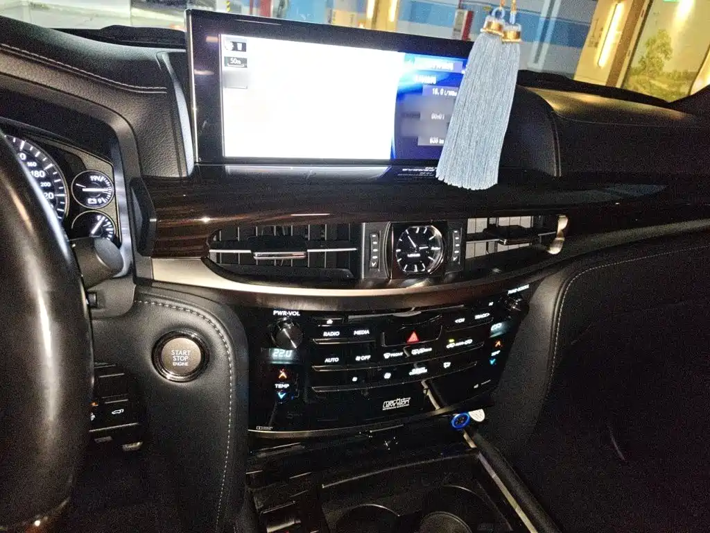 Lexus LX — миниатюра 6