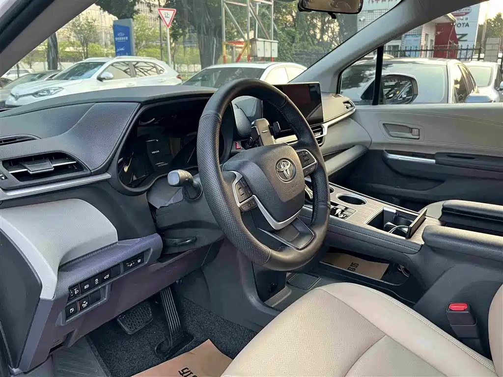 Toyota Sienna — миниатюра 10