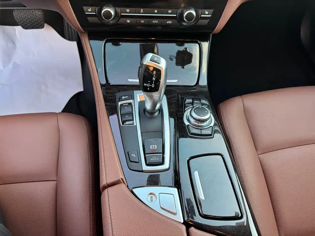 BMW 5 Series — миниатюра 11