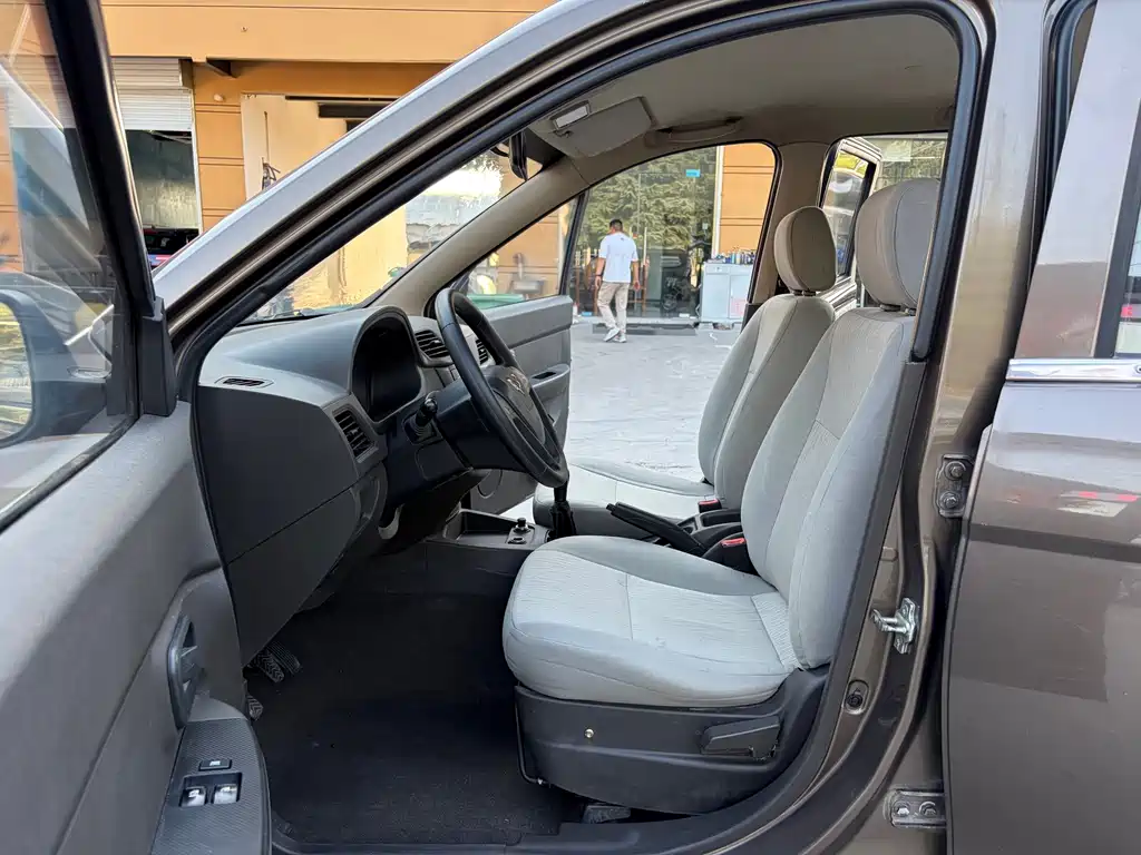 Wuling Hongguang — миниатюра 5