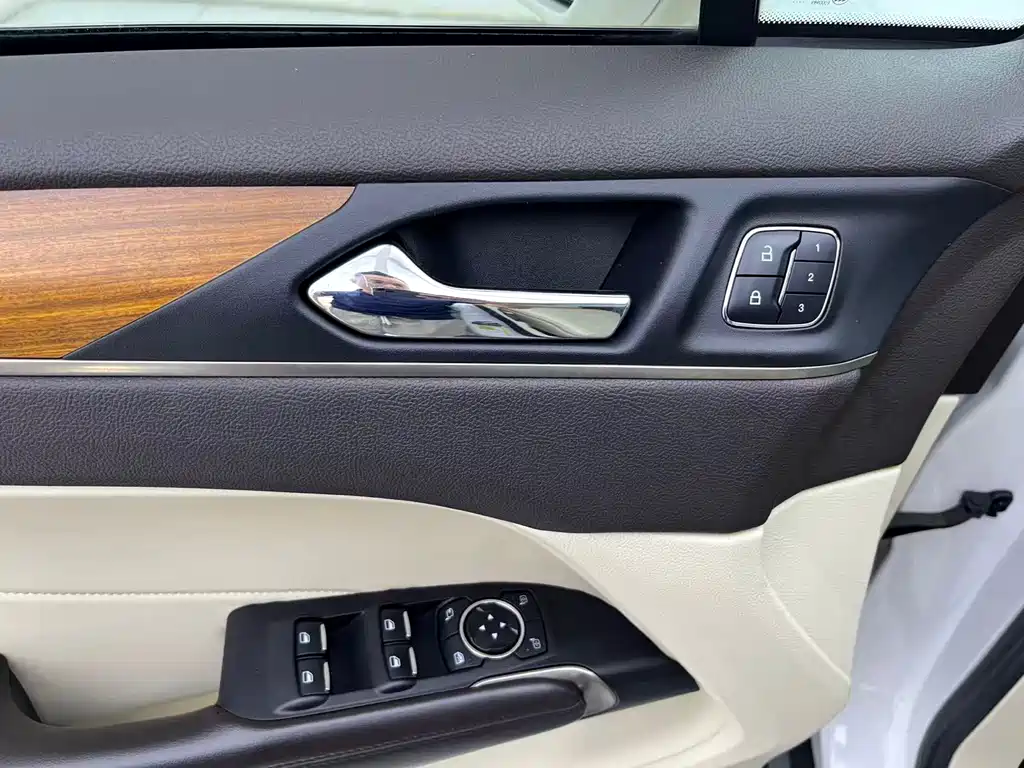 Lincoln MKC — миниатюра 7