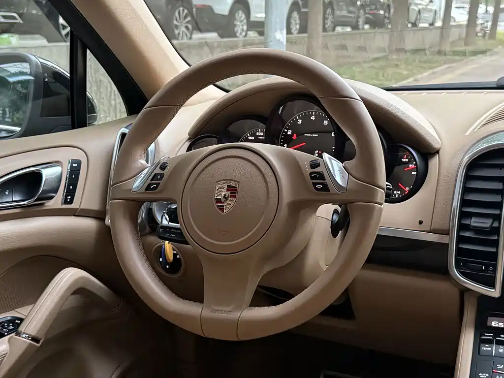 Porsche Cayenne — миниатюра 26