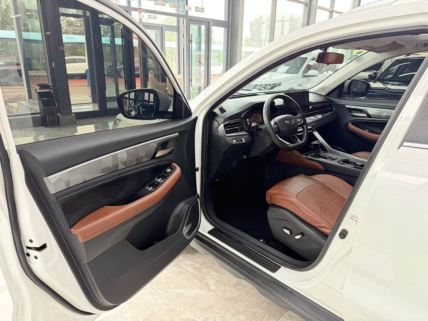 Geely Emgrand X6 1.4 л 2023 г. Белый, пробег 26000 км