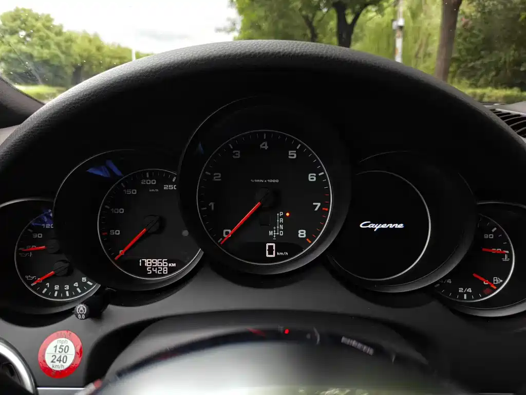 Porsche Cayenne — миниатюра 5