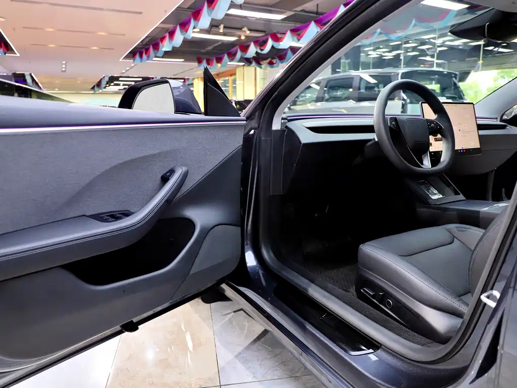 Tesla Model 3 — миниатюра 7