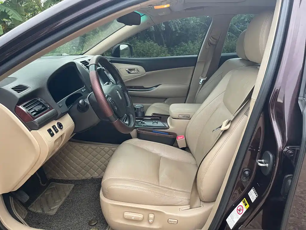 Toyota Crown — миниатюра 4