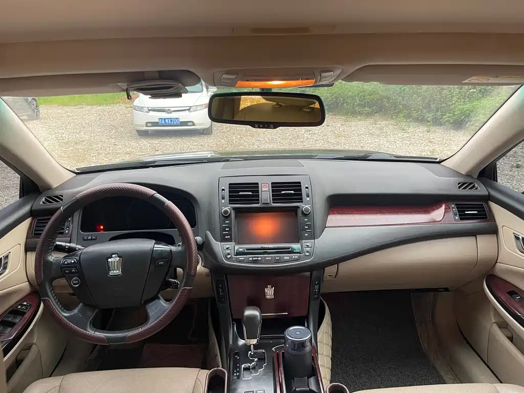 Toyota Crown — миниатюра 5
