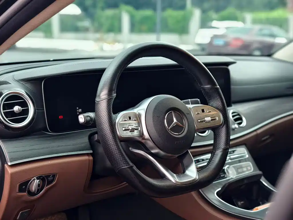 Mercedes-Benz E-Class — миниатюра 3