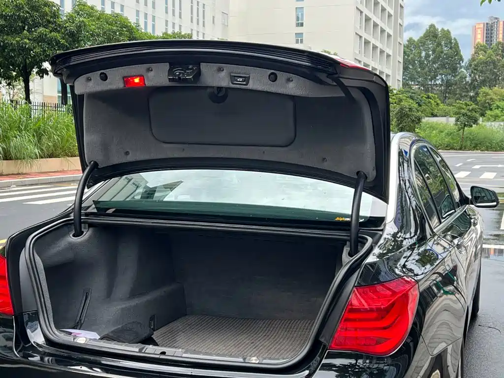 BMW 7 Series — миниатюра 28