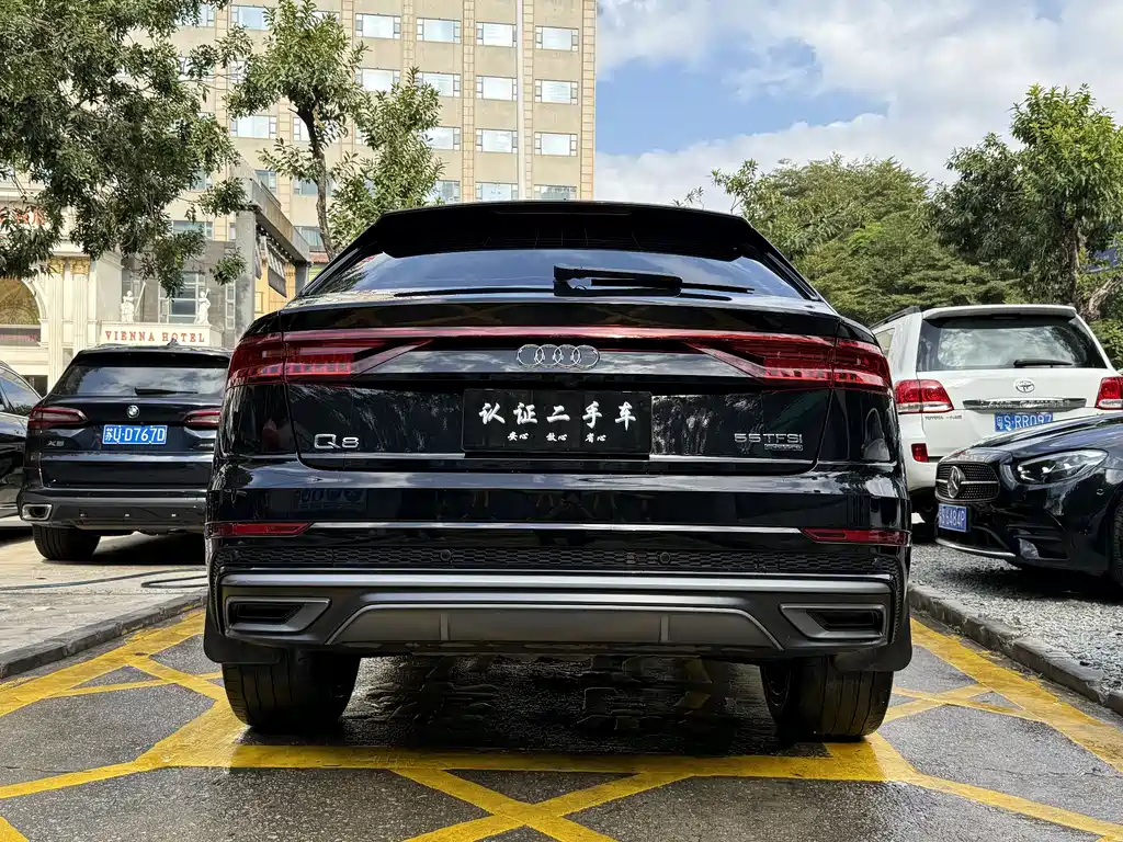 AUDI Q8