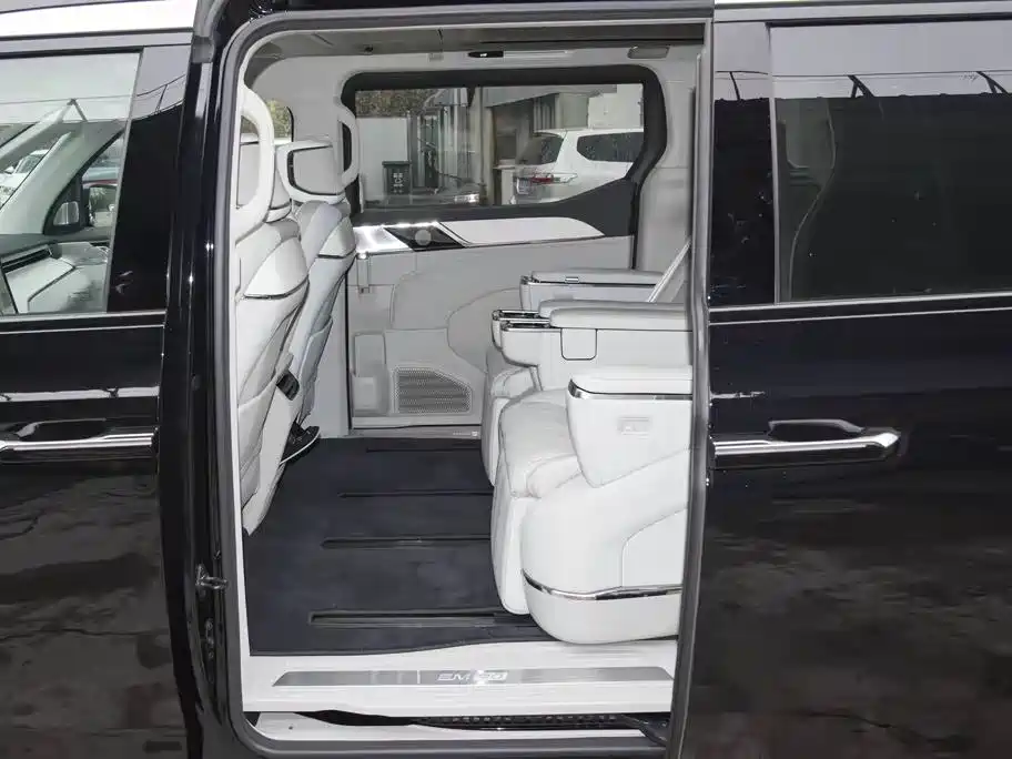 Volvo EM90 2025 Ultra мест