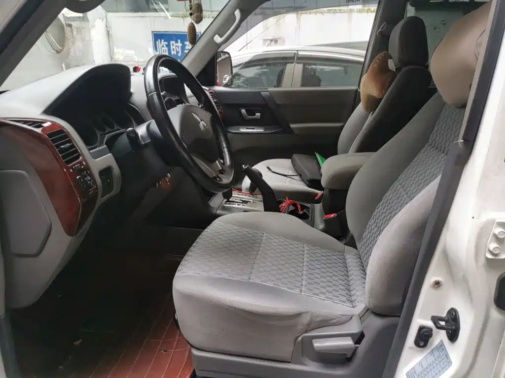 Mitsubishi Pajero — миниатюра 8