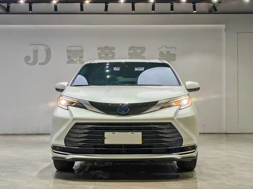 Toyota Sienna — миниатюра 2