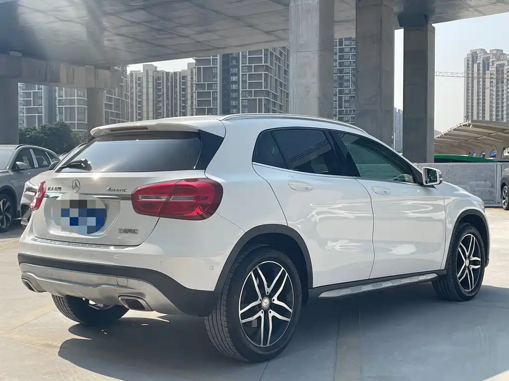 MERCEDES-BENZ GLA