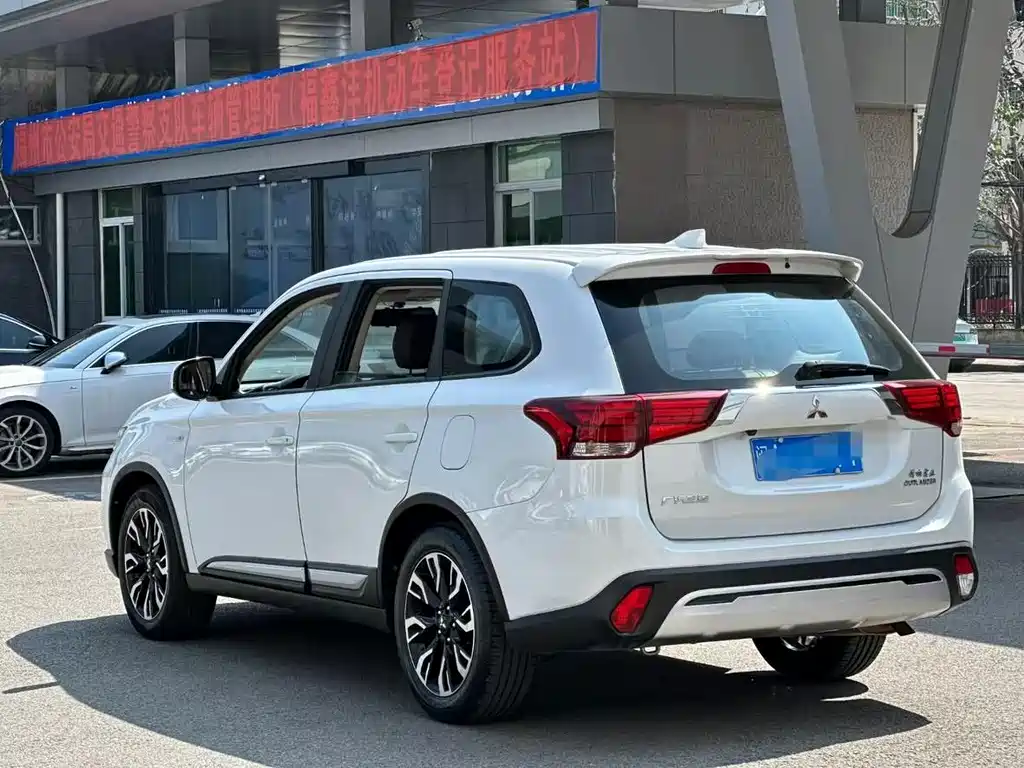 MITSUBISHI OUTLANDER