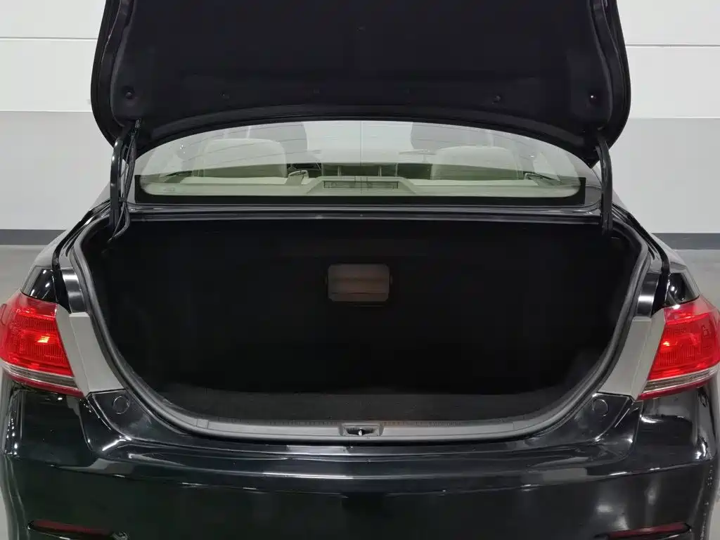 Toyota Camry — миниатюра 16
