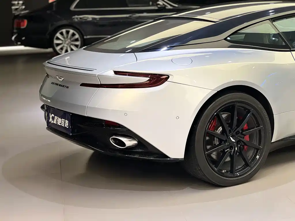 Aston Martin DB11 — миниатюра 5