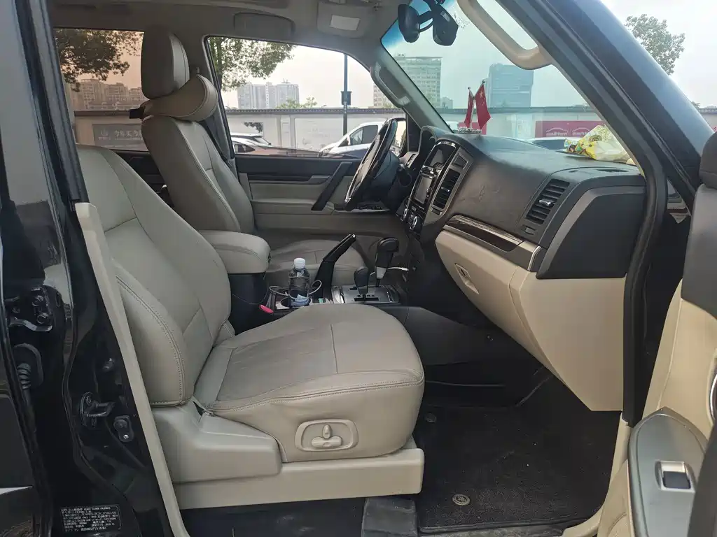 Mitsubishi Pajero (Import) — миниатюра 10