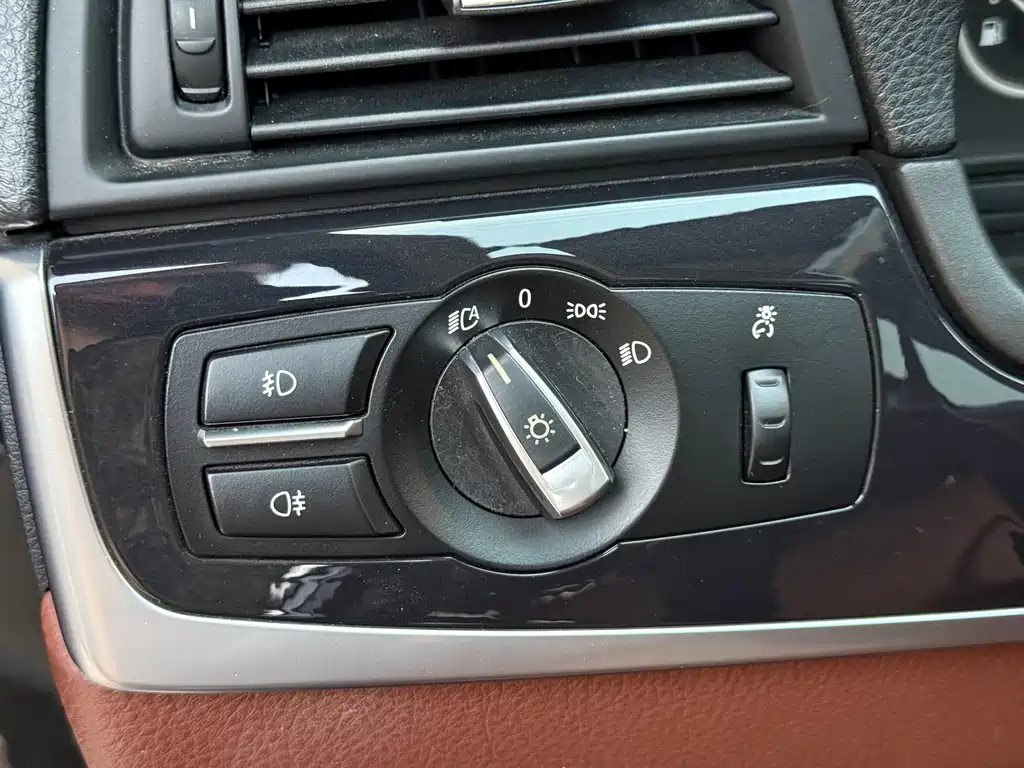 BMW 5 Series — миниатюра 12