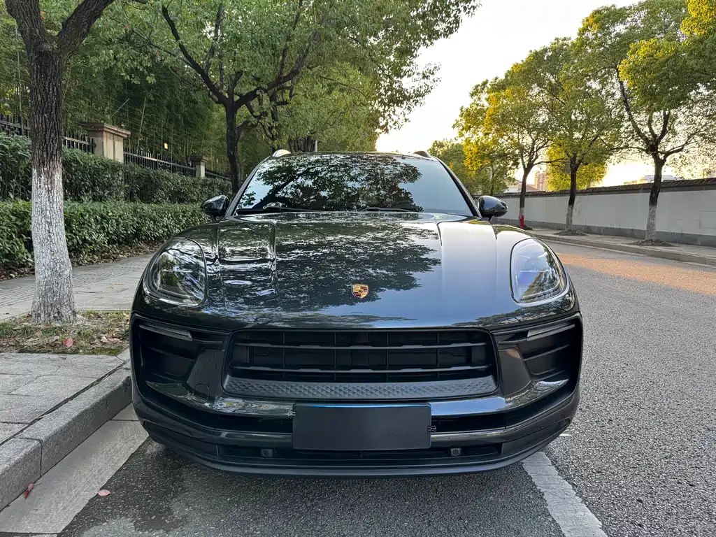 PORSCHE MACAN
