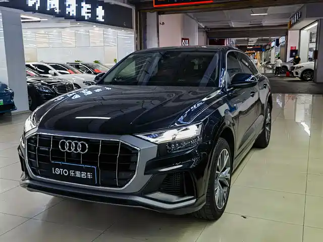 AUDI  Q8 2021