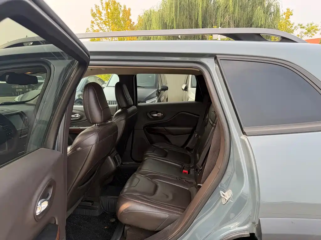 Jeep Cherokee (Import) — миниатюра 5