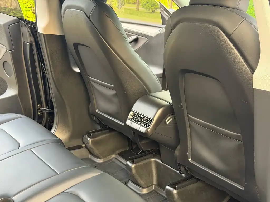 Tesla Model Y — миниатюра 9