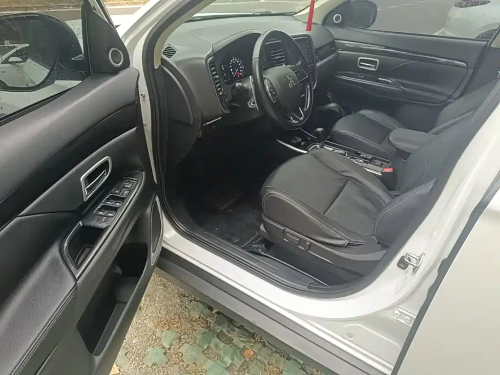 Mitsubishi Outlander — миниатюра 16