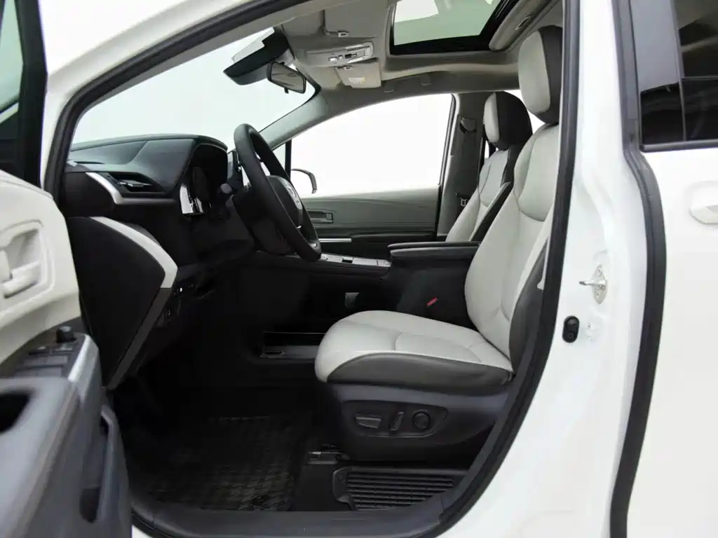 Toyota Granvia — миниатюра 7