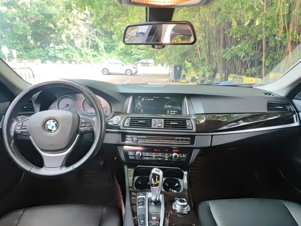BMW 5 Series — миниатюра 8