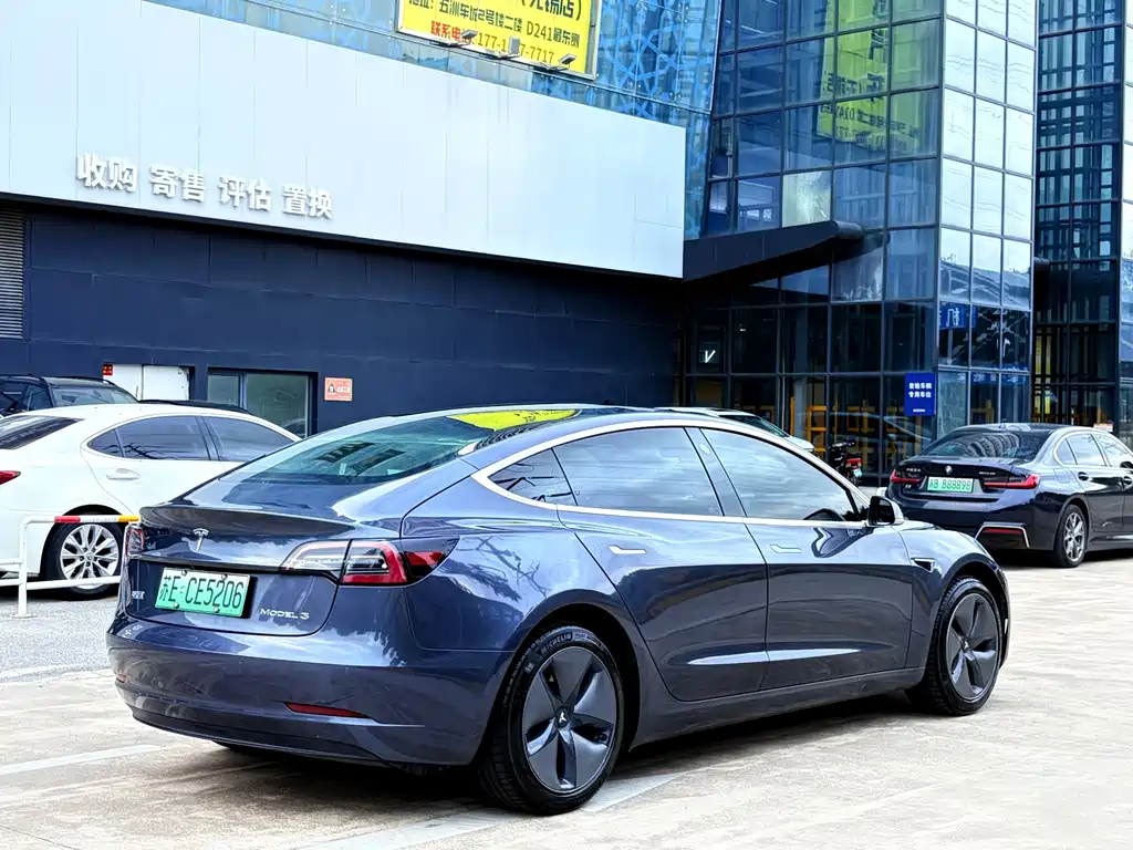 Tesla Model 3 — миниатюра 3