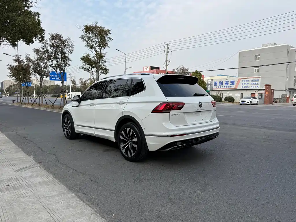 VOLKSWAGEN TIGUAN L