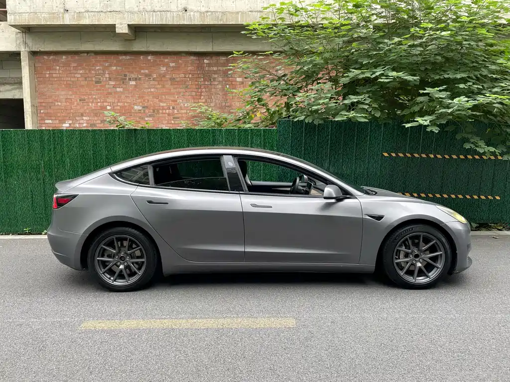Tesla Model 3 — миниатюра 5