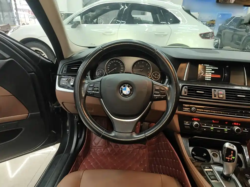 BMW 5 Series — миниатюра 11