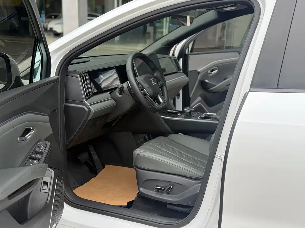 BYD L DM-i — миниатюра 4