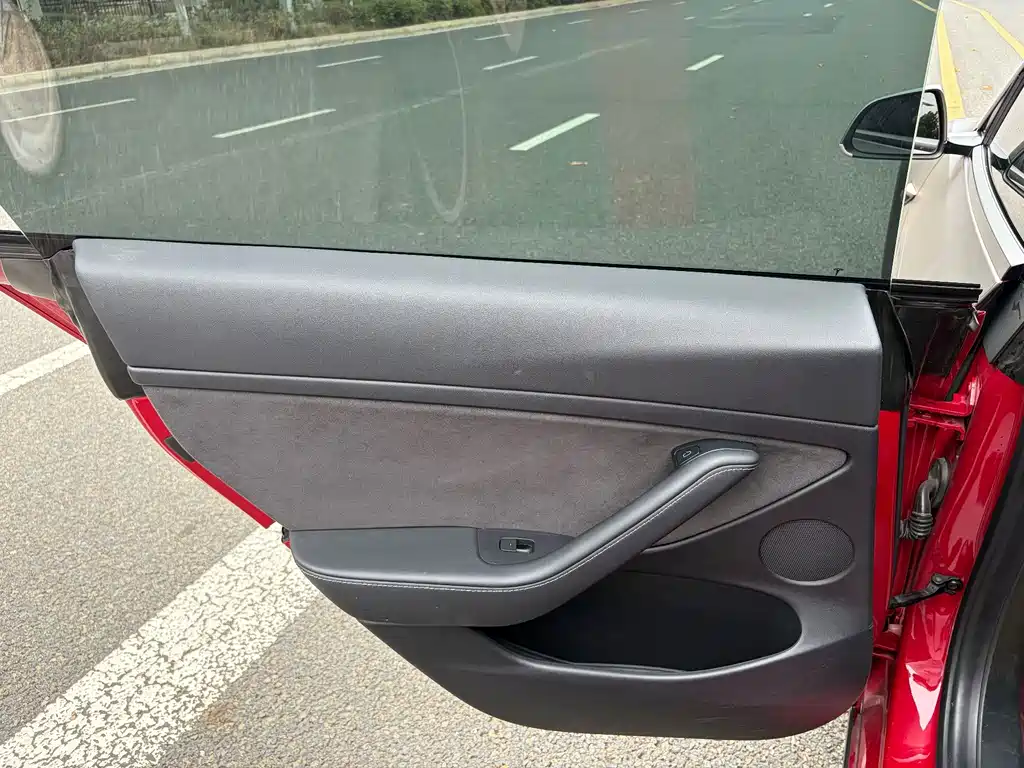 Tesla Model 3 — миниатюра 12
