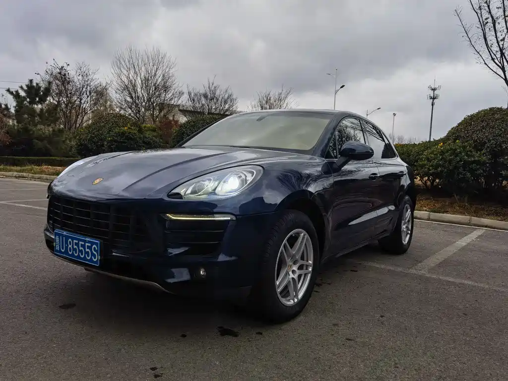 PORSCHE MACAN