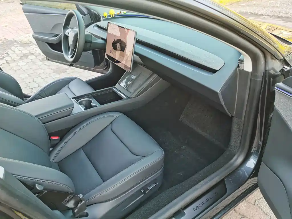 Tesla Model 3 — миниатюра 8