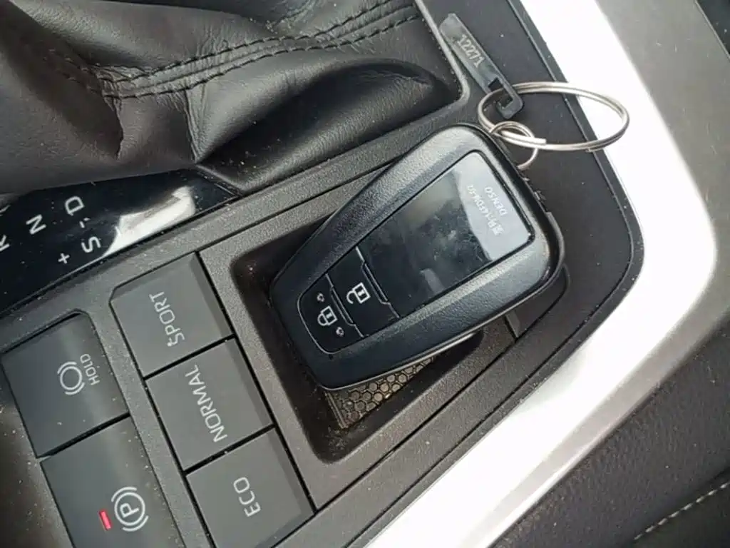 Toyota RAV4 — миниатюра 9