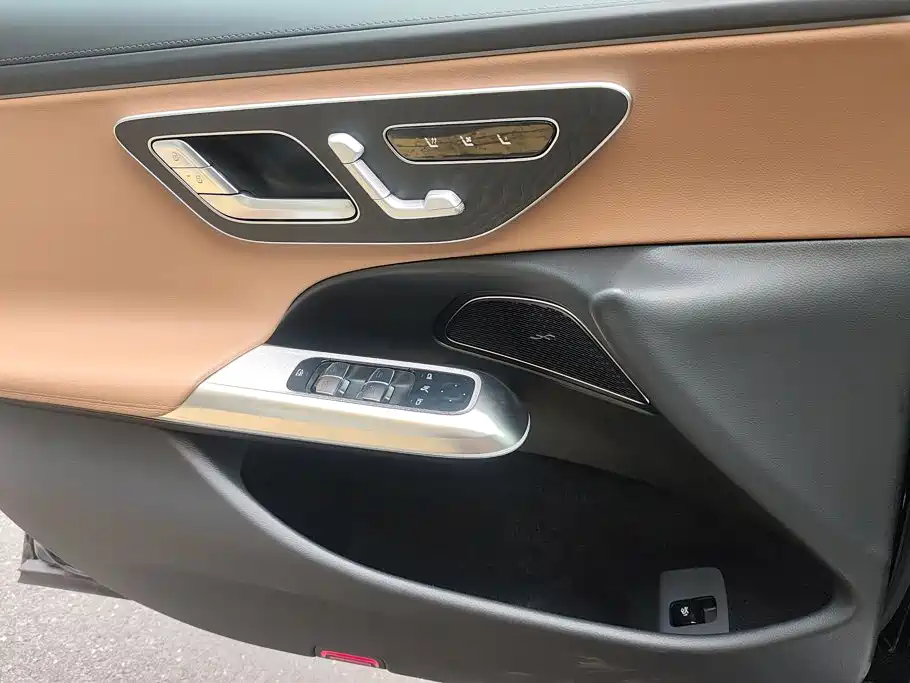 Mercedes-Benz E-Class — миниатюра 7