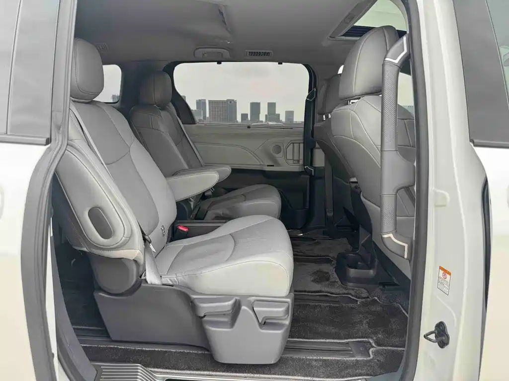 Toyota Sienna — миниатюра 15